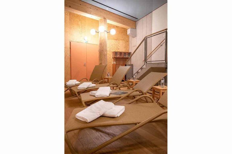 Entspanntes Ambiente mit Liegen und Handtüchern im Wellnessbereich des Erlhof Hotels.