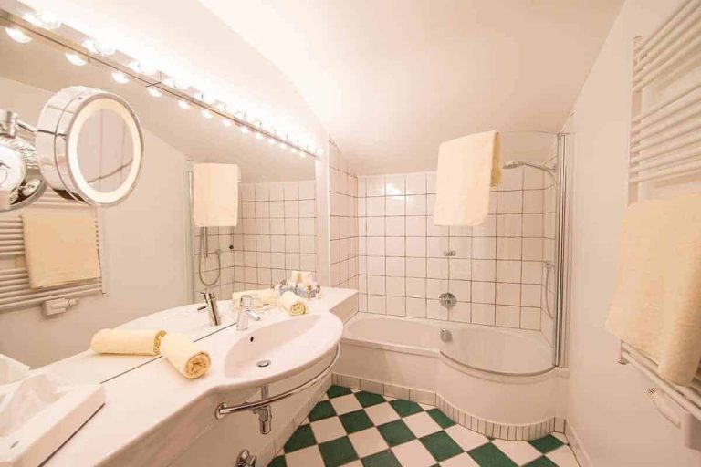 Modernes Badezimmer im Hotel Erlhof mit Dusche, Badewanne und eleganter Ausstattung.