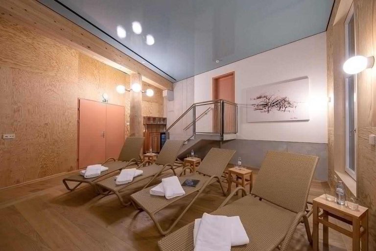 Entspannungsbereich mit Liegen und modernem Design im Hotel Erlhof, ideal für Wellnessgäste.