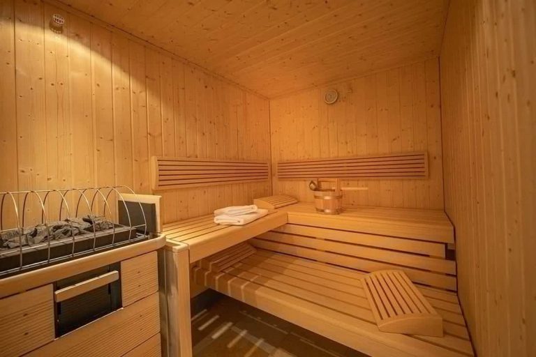 Saunabereich im Hotel Erlhof mit Holzverkleidung und Bänken zum Entspannen.