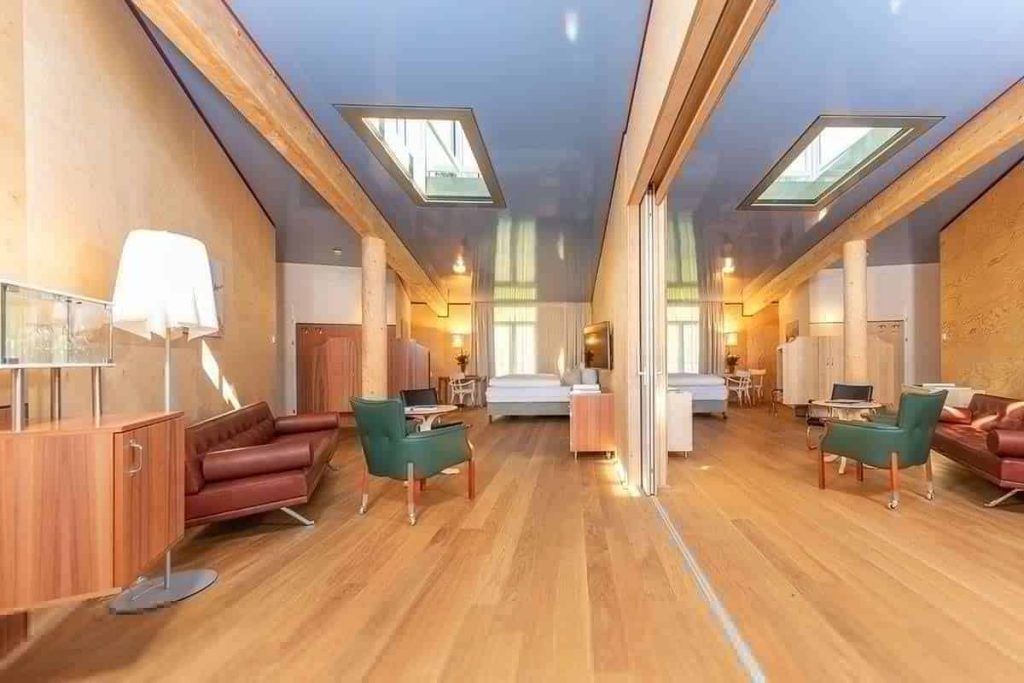 Modernes Panoramazimmer im Erlhof mit stilvollem Interieur und Blick auf die Umgebung.